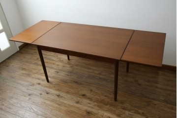 ビンテージ家具　北欧ヴィンテージ　明るい木色がぬくもりを感じるチーク材製エクステンションテーブル　(R-050132)