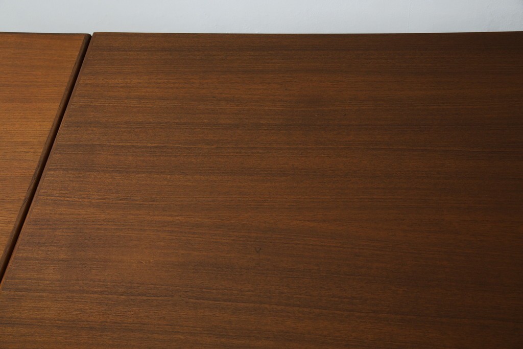 ビンテージ家具　北欧ヴィンテージ　明るい木色がぬくもりを感じるチーク材製エクステンションテーブル　(R-050132)