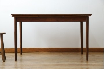 ビンテージ家具　北欧ヴィンテージ　明るい木色がぬくもりを感じるチーク材製エクステンションテーブル　(R-050132)