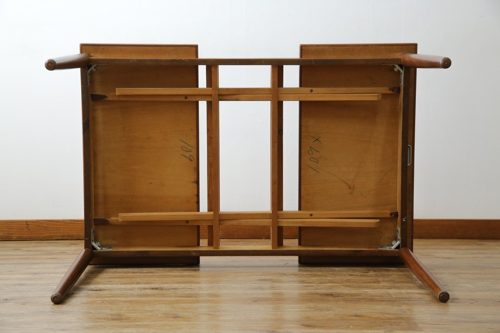 ビンテージ家具　北欧ヴィンテージ　明るい木色がぬくもりを感じるチーク材製エクステンションテーブル　(R-050132)