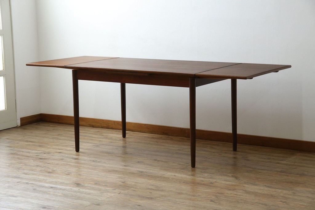 ビンテージ家具　北欧ヴィンテージ　明るい木色がぬくもりを感じるチーク材製エクステンションテーブル　(R-050132)