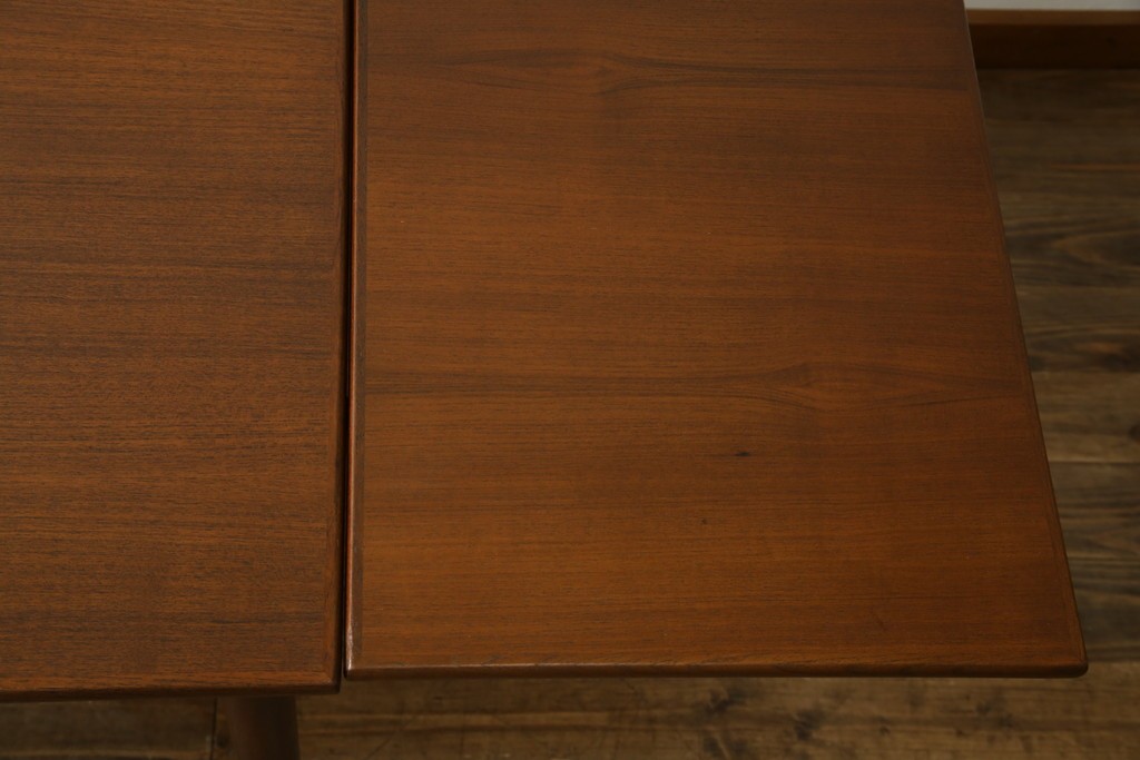 ビンテージ家具　北欧ヴィンテージ　明るい木色がぬくもりを感じるチーク材製エクステンションテーブル　(R-050132)