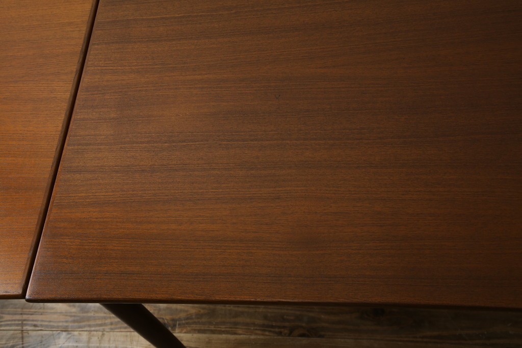 ビンテージ家具　北欧ヴィンテージ　明るい木色がぬくもりを感じるチーク材製エクステンションテーブル　(R-050132)