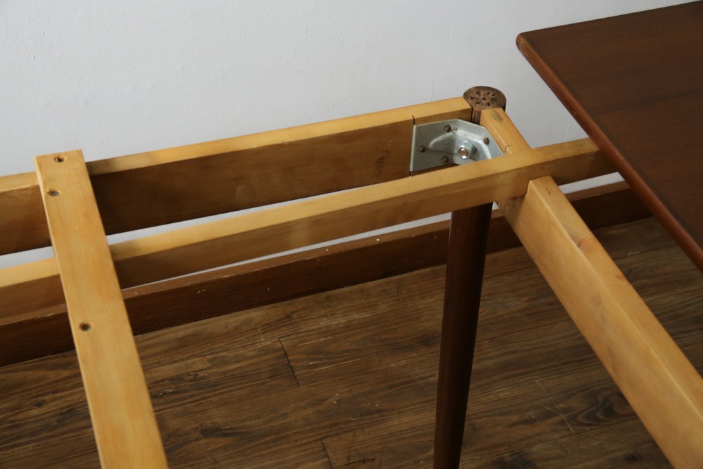 ビンテージ家具　北欧ヴィンテージ　明るい木色がぬくもりを感じるチーク材製エクステンションテーブル　(R-050132)