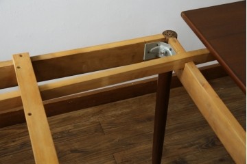 ビンテージ家具　北欧ヴィンテージ　明るい木色がぬくもりを感じるチーク材製エクステンションテーブル　(R-050132)