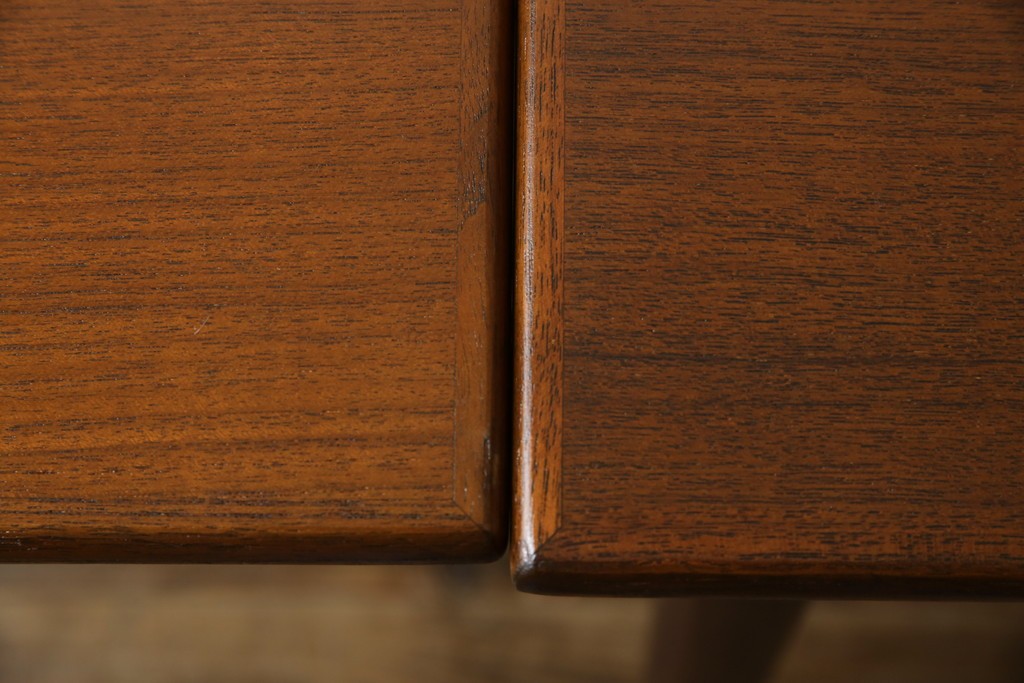 ビンテージ家具　北欧ヴィンテージ　明るい木色がぬくもりを感じるチーク材製エクステンションテーブル　(R-050132)