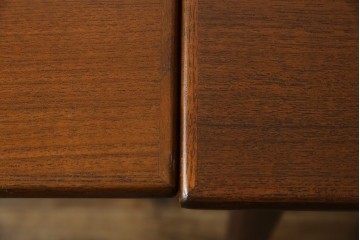 ビンテージ家具　北欧ヴィンテージ　明るい木色がぬくもりを感じるチーク材製エクステンションテーブル　(R-050132)