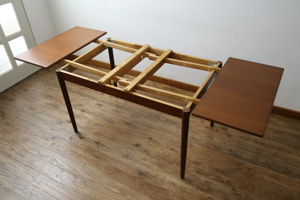 ビンテージ家具　北欧ヴィンテージ　明るい木色がぬくもりを感じるチーク材製エクステンションテーブル　(R-050132)