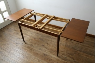 ビンテージ家具　北欧ヴィンテージ　明るい木色がぬくもりを感じるチーク材製エクステンションテーブル　(R-050132)