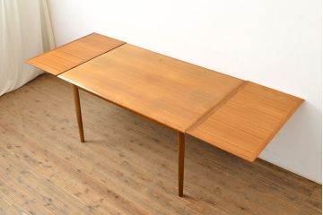 ビンテージ家具　北欧ヴィンテージ　明るい木色がぬくもりを感じるチーク材製エクステンションテーブル(拡張式テーブル、ダイニングテーブル、6人掛け、4人掛け)(R-050132)