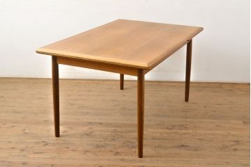 ビンテージ家具　北欧ヴィンテージ　明るい木色がぬくもりを感じるチーク材製エクステンションテーブル(拡張式テーブル、ダイニングテーブル、6人掛け、4人掛け)(R-050132)