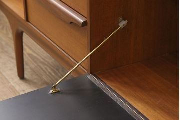 北欧家具　北欧ヴィンテージ　チーク材　ユニークなつくりのサイドボード(サイドキャビネット、収納棚、ビンテージ)(R-050133)