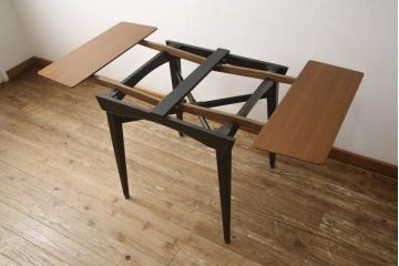 北欧ヴィンテージ　チーク材　黒塗りの脚がかっこ良さを引き立てる、珍しいデザインのエクステンションテーブル(ドローリーフテーブル、ダイニングテーブル、ビンテージ)(R-050134)