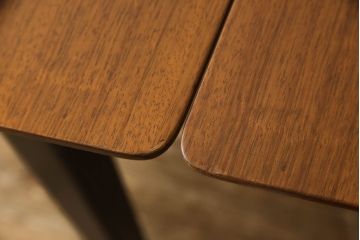 北欧ヴィンテージ　チーク材　黒塗りの脚がかっこ良さを引き立てる、珍しいデザインのエクステンションテーブル(ドローリーフテーブル、ダイニングテーブル、ビンテージ)(R-050134)