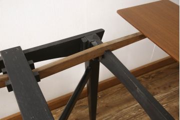 北欧ヴィンテージ　チーク材　黒塗りの脚がかっこ良さを引き立てる、珍しいデザインのエクステンションテーブル(ドローリーフテーブル、ダイニングテーブル、ビンテージ)(R-050134)