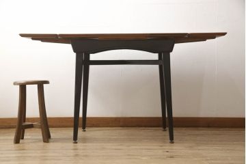 北欧ヴィンテージ　チーク材　黒塗りの脚がかっこ良さを引き立てる、珍しいデザインのエクステンションテーブル(ドローリーフテーブル、ダイニングテーブル、ビンテージ)(R-050134)