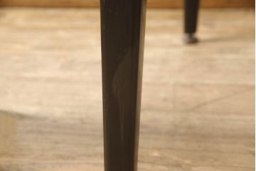 北欧ヴィンテージ　チーク材　黒塗りの脚がかっこ良さを引き立てる、珍しいデザインのエクステンションテーブル(ドローリーフテーブル、ダイニングテーブル、ビンテージ)(R-050134)