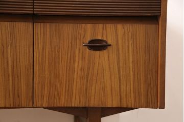 イギリスヴィンテージ　北欧家具　圧迫感を感じさせない、スタイリッシュなデザインがおしゃれなサイドボード(リビングボード、引き出し、チェスト、ビンテージ)(R-050139)