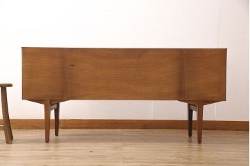 イギリスヴィンテージ　北欧家具　圧迫感を感じさせない、スタイリッシュなデザインがおしゃれなサイドボード(リビングボード、引き出し、チェスト、ビンテージ)(R-050139)