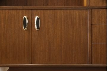 イギリスヴィンテージ　G-PLAN(ジープラン)　スタイリッシュさと温かみを兼ね備えたチーク材製のサイドボード(サイドキャビネット、収納棚、飾り棚、ビンテージ)(R-050151)