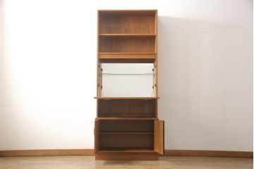 ヴィンテージ家具　北欧ビンテージ　G-PLAN(ジープラン)　チーク材　鏡とガラス棚板が印象的なビューローキャビネット(収納棚、戸棚)(R-050157)