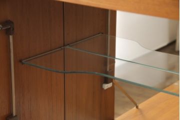 ヴィンテージ家具　北欧ビンテージ　G-PLAN(ジープラン)　チーク材　鏡とガラス棚板が印象的なビューローキャビネット(収納棚、戸棚)(R-050157)