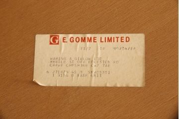 ヴィンテージ家具　北欧ビンテージ　G-PLAN(ジープラン)　チーク材　鏡とガラス棚板が印象的なビューローキャビネット(収納棚、戸棚)(R-050157)
