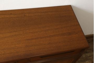 イギリスビンテージ　北欧スタイル　G-PLAN(ジープラン)　チーク材のあたたかみを感じるサイドボード(サイドキャビネット、収納棚、戸棚、ヴィンテージ)(R-050160)