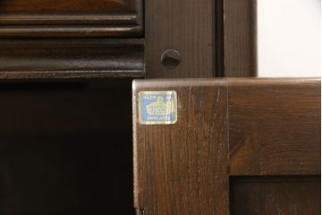 ヴィンテージ家具　イギリスビンテージ　ERCOL(アーコール)　old colonial(オールドコロニアル)　彫りの装飾が目を引くクラシカルなサイドボード(収納棚、キャビネット)(R-050164)