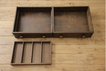 ヴィンテージ家具　イギリスビンテージ　ERCOL(アーコール)　old colonial(オールドコロニアル)　彫りの装飾が目を引くクラシカルなサイドボード(収納棚、キャビネット)(R-050164)