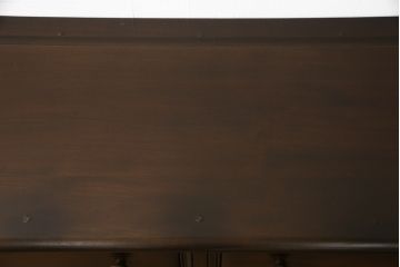 ヴィンテージ家具　イギリスビンテージ　ERCOL(アーコール)　old colonial(オールドコロニアル)　彫りの装飾が目を引くクラシカルなサイドボード(収納棚、キャビネット)(R-050164)