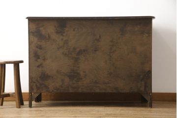 ヴィンテージ家具　イギリスビンテージ　ERCOL(アーコール)　old colonial(オールドコロニアル)　彫りの装飾が目を引くクラシカルなサイドボード(収納棚、キャビネット)(R-050164)