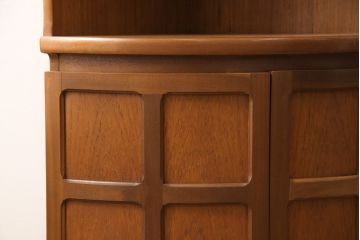 イギリスヴィンテージ　北欧スタイル　nathan(ネイサン)社　チーク材　ユニークな形が目を惹くコーナーキャビネット(飾り棚、収納棚、ビンテージ)(R-050166)