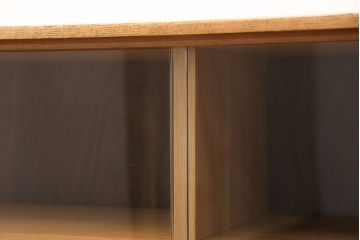 北欧ビンテージ　GORDON RUSSELL(ゴードンラッセル)　洗練された佇まいが魅力のオーク材製サイドキャビネット(サイドボード、収納棚、飾り棚、ヴィンテージ)(R-050168)