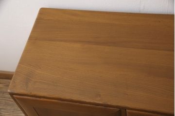 ヴィンテージ　楡材　ERCOL(アーコール)　温もり溢れるキャスター付きサイドボード(収納棚、キャビネット、ビンテージ)(R-050172)
