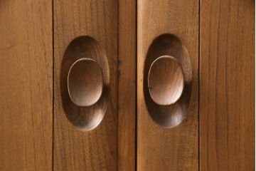 ヴィンテージ　楡材　ERCOL(アーコール)　温もり溢れるキャスター付きサイドボード(収納棚、キャビネット、ビンテージ)(R-050172)