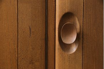 ヴィンテージ　楡材　ERCOL(アーコール)　温もり溢れるキャスター付きサイドボード(収納棚、キャビネット、ビンテージ)(R-050172)