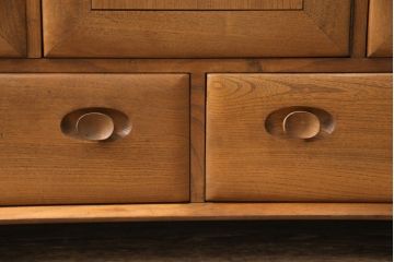 ヴィンテージ　楡材　ERCOL(アーコール)　温もり溢れるキャスター付きサイドボード(収納棚、キャビネット、ビンテージ)(R-050172)
