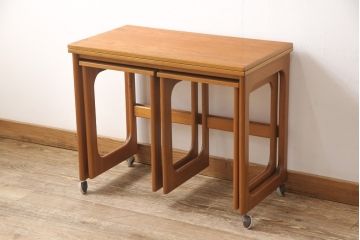 ヴィンテージ家具　北欧スタイル　 A.H McINTOSH(マッキントッシュ)　チーク材製の多機能なネストテーブル(エクステンションテーブル、サイドテーブル、ビンテージ)(R-050173)