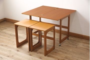ヴィンテージ家具　北欧スタイル　 A.H McINTOSH(マッキントッシュ)　チーク材製の多機能なネストテーブル(エクステンションテーブル、サイドテーブル、ビンテージ)(R-050173)