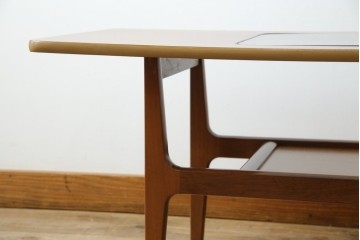 北欧ヴィンテージ　チーク材　スタイリッシュなガラストップテーブル　(R-050175)