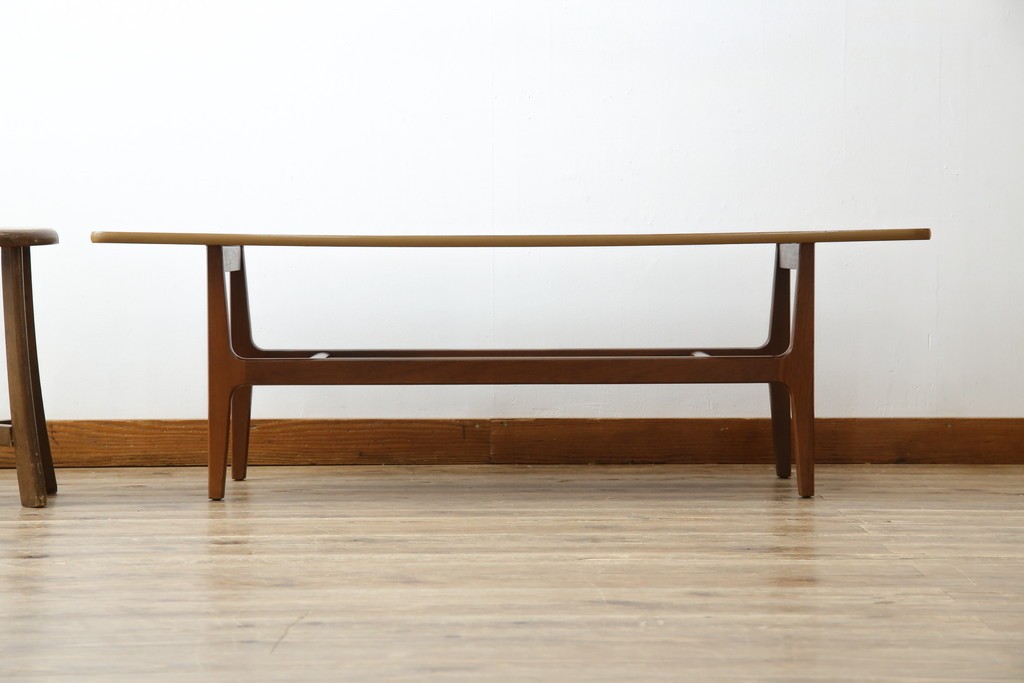 北欧ヴィンテージ　チーク材　スタイリッシュなガラストップテーブル　(R-050175)