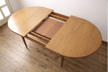 ヴィンテージ家具　北欧ビンテージ　G-PLAN(ジープラン)　チーク材　圧迫感が感じにくいオーバル型のエクステンションテーブル(ダイニングテーブル、拡張式テーブル)(R-050176)
