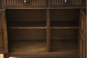 イギリスヴィンテージ　ブリティッシュカントリーな雰囲気に似合うニレ材製のキャビネット(カップボード、収納棚、戸棚、ビンテージ)(R-050190)