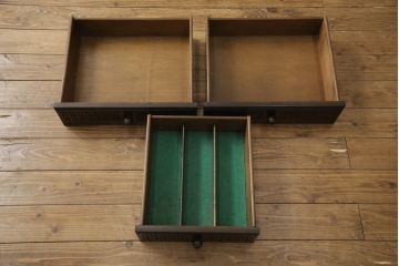 イギリスヴィンテージ　ブリティッシュカントリーな雰囲気に似合うニレ材製のキャビネット(カップボード、収納棚、戸棚、ビンテージ)(R-050190)