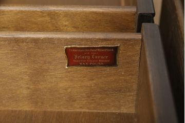 イギリスヴィンテージ　ブリティッシュカントリーな雰囲気に似合うニレ材製のキャビネット(カップボード、収納棚、戸棚、ビンテージ)(R-050190)