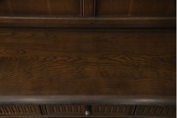 イギリスヴィンテージ　ブリティッシュカントリーな雰囲気に似合うニレ材製のキャビネット(カップボード、収納棚、戸棚、ビンテージ)(R-050190)