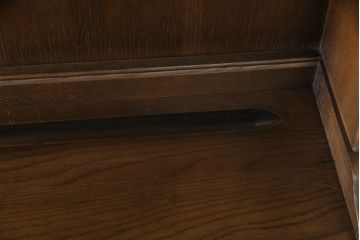 イギリスヴィンテージ　ブリティッシュカントリーな雰囲気に似合うニレ材製のキャビネット(カップボード、収納棚、戸棚、ビンテージ)(R-050190)