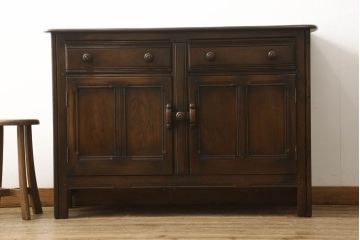 ヴィンテージ家具　イギリスヴィンテージ　ERCOL(アーコール)　old colonial(オールドコロニアル)　彫りの装飾が目を引くクラシカルなサイドボード(収納棚、キャビネット、ビンテージ)(R-050192)