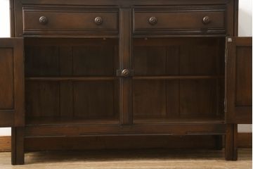 ヴィンテージ家具　イギリスヴィンテージ　ERCOL(アーコール)　old colonial(オールドコロニアル)　彫りの装飾が目を引くクラシカルなサイドボード(収納棚、キャビネット、ビンテージ)(R-050192)